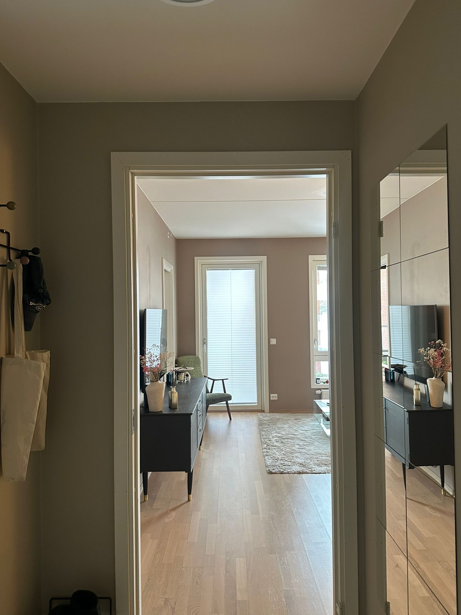 Knagger til yttertøy og speil følger med